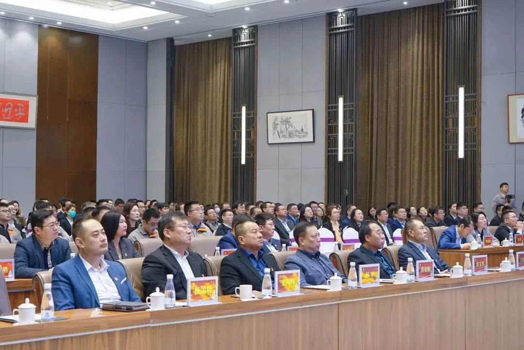 弘揚勞模精神 貢獻青春力量<br>瑞源控股集團“慶五一、迎五四”表彰大會圓滿召開，文達通股份多人獲獎！  ?